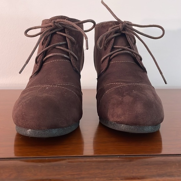 ILLUDE Brown Suede Lace-Up Ankle Boots - Picture 2 of 7